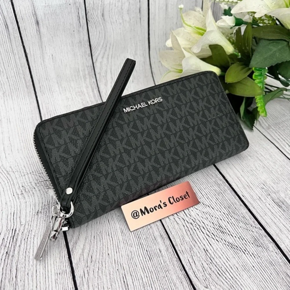 🦋Michael Kors Lg Continental Wallet-Wristlet Black/Silver